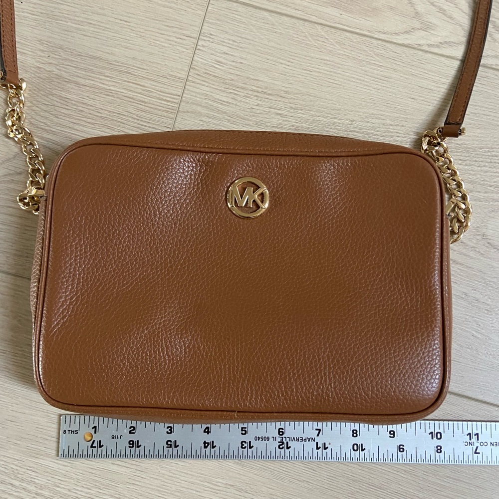 Michael Kors crossbody. EXCELLENT CONDITION